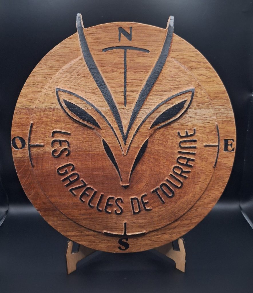 Médaillon de 30cm de diamètre en bois, représentant le logo Des Gazelles de Touraine (équipage féminin 2025 du Rallye Aïcha des Gazelles du Maroc).