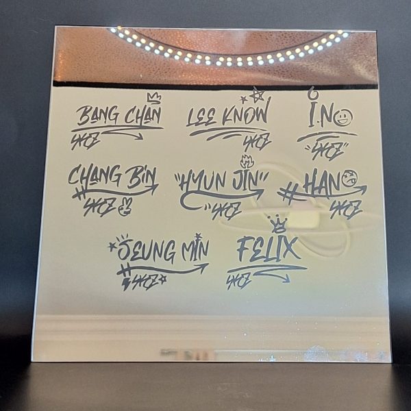Gravure sur miroir des autographes Stray Kids