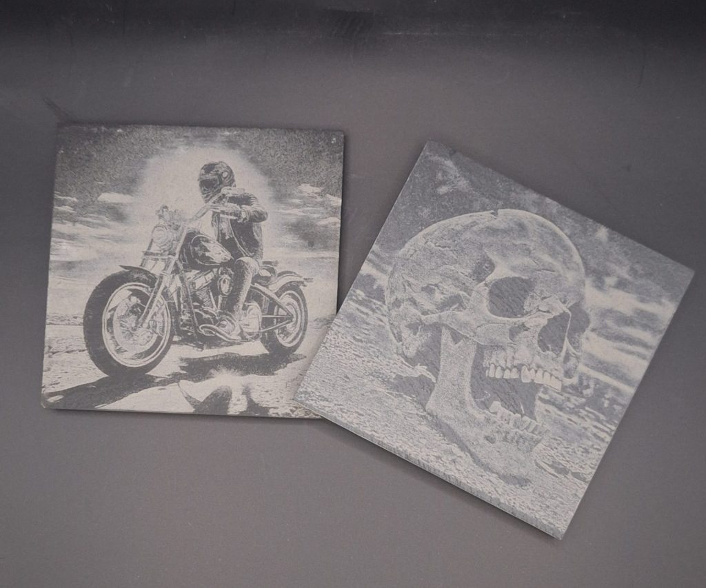 Sous-verres gravés style Biker. Sous verres en ardoise gravés au laser