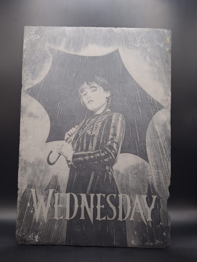 Gravure sur ardoise du personnage Wednesday