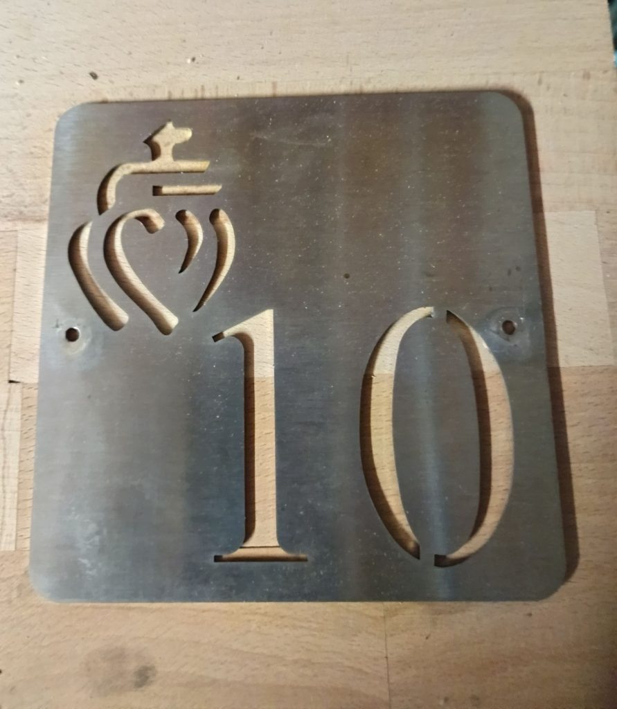 Plaque numéro de maison en inox brossé.