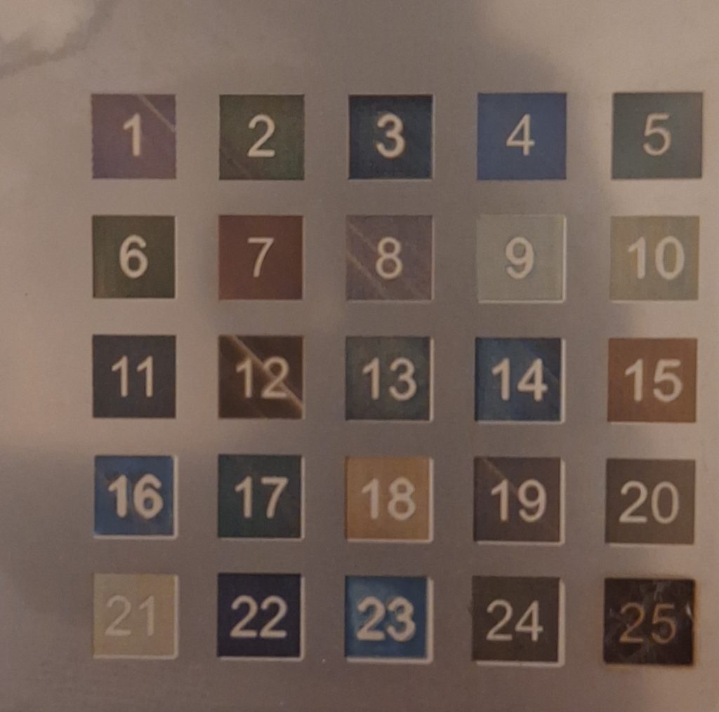 Différentes nuances de couleurs sur inox