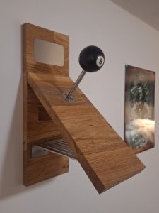 support casque moto Eight-Ball en bois et inox