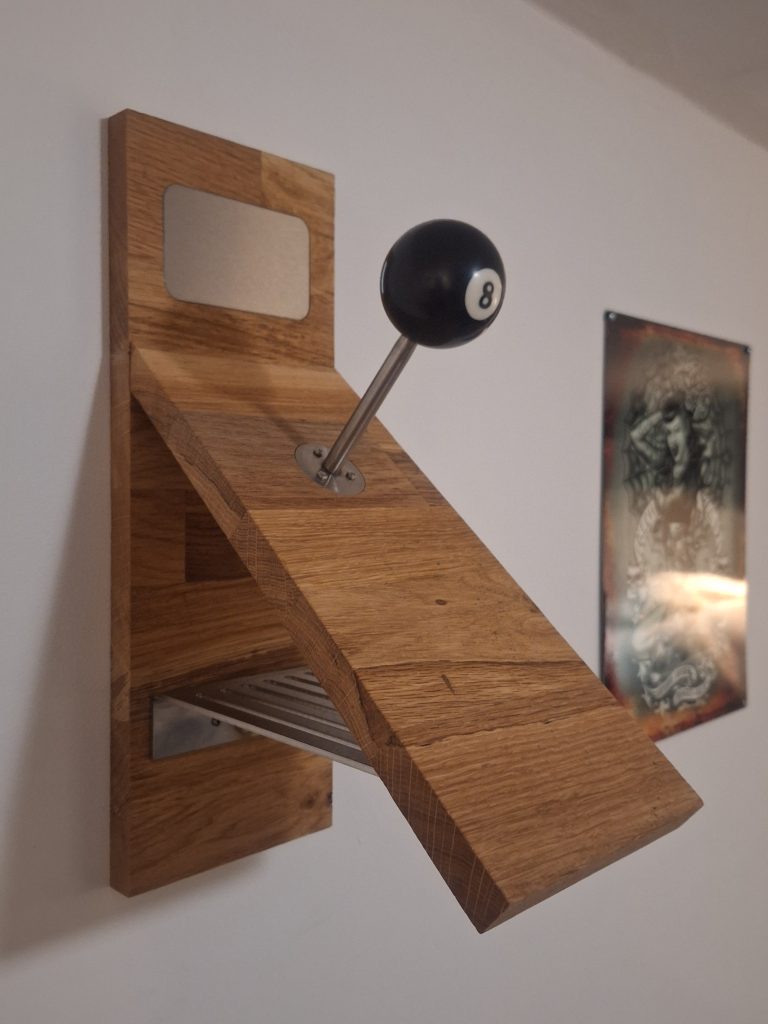 support casque moto Eight-Ball en bois et inox