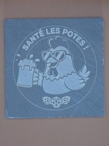 Sous-verre design d'un coq avec texte santé les potes