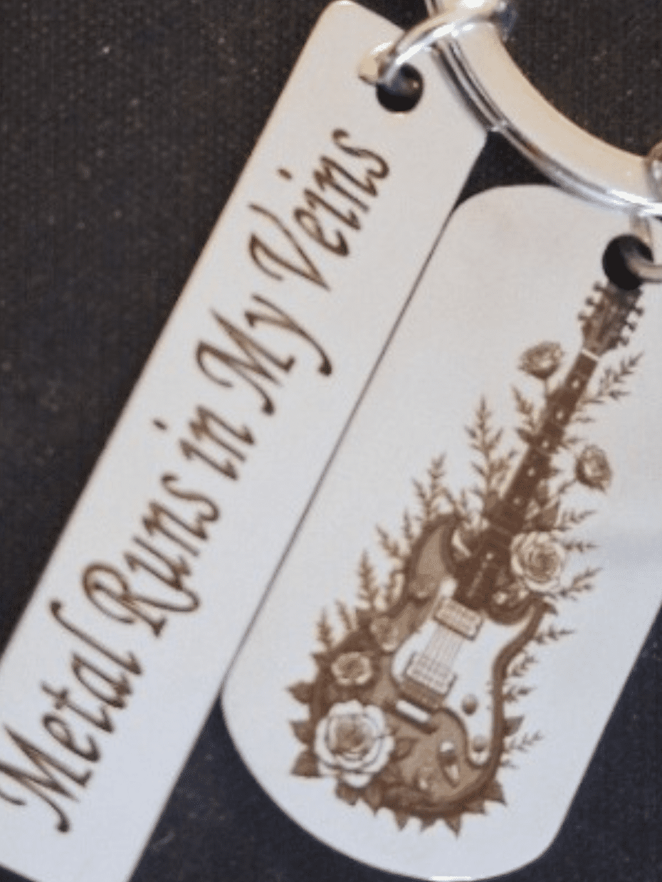 Détail gravure laser Metal Runs in My Veins sur porte-clés inox