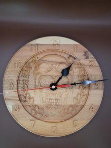 Horloge Bois Gravé Tête de Mort Casque Moto