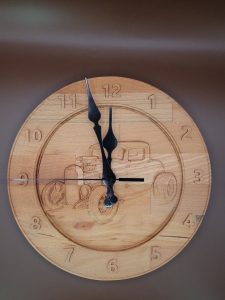 horloge bois gravé hot rod