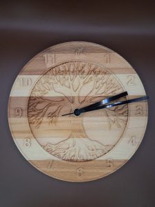 Horloge bois gravé arbre de vie avec racines et branches déployées