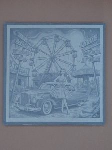 Gravure ardoise pin-up en robe à pois devant une grande roue de fête foraine et une voiture ancienne vintage