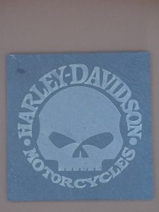Sous verre en ardoise gravé au laser avec logo Harley-Davidson Motorcycles et tête de mort encerclée
