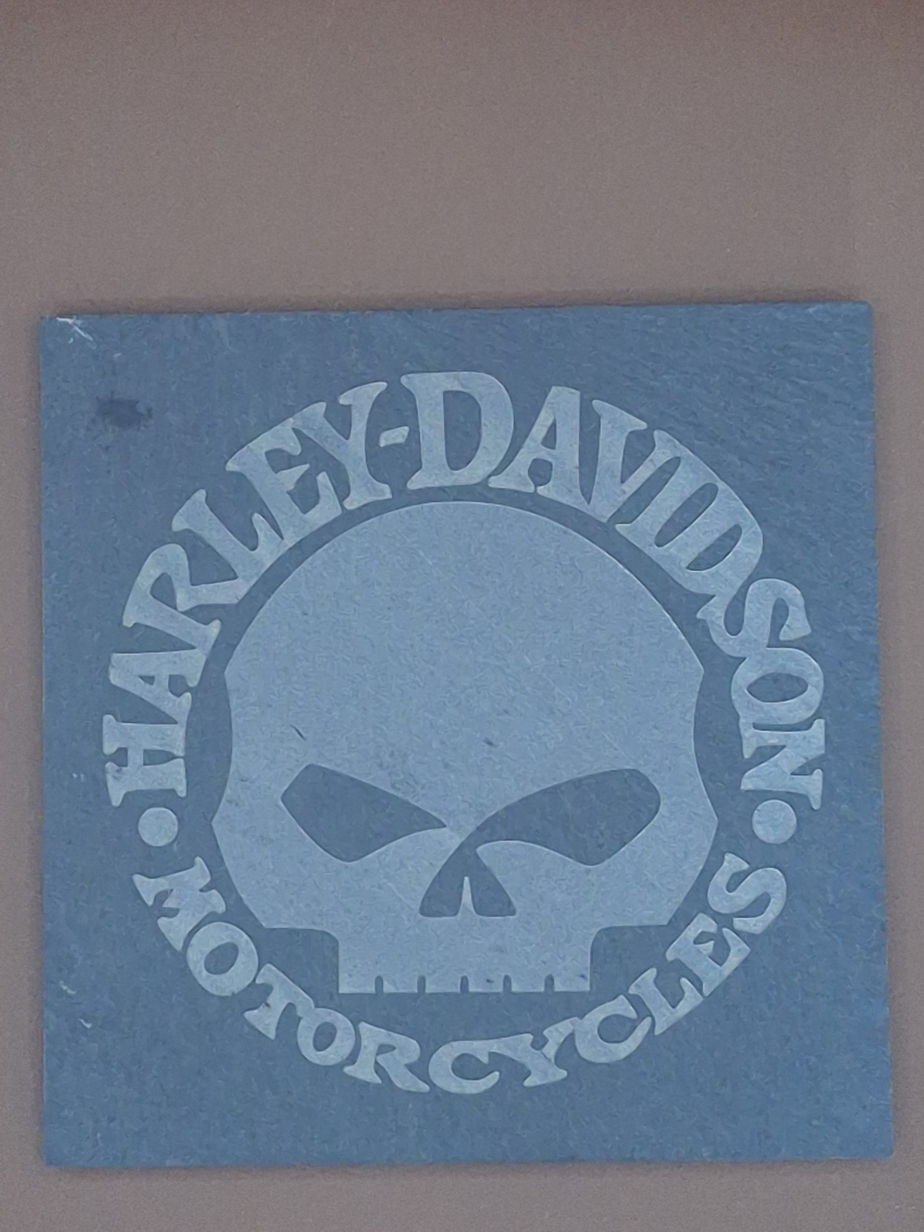 Sous verre en ardoise gravé au laser avec logo Harley-Davidson Motorcycles et tête de mort encerclée