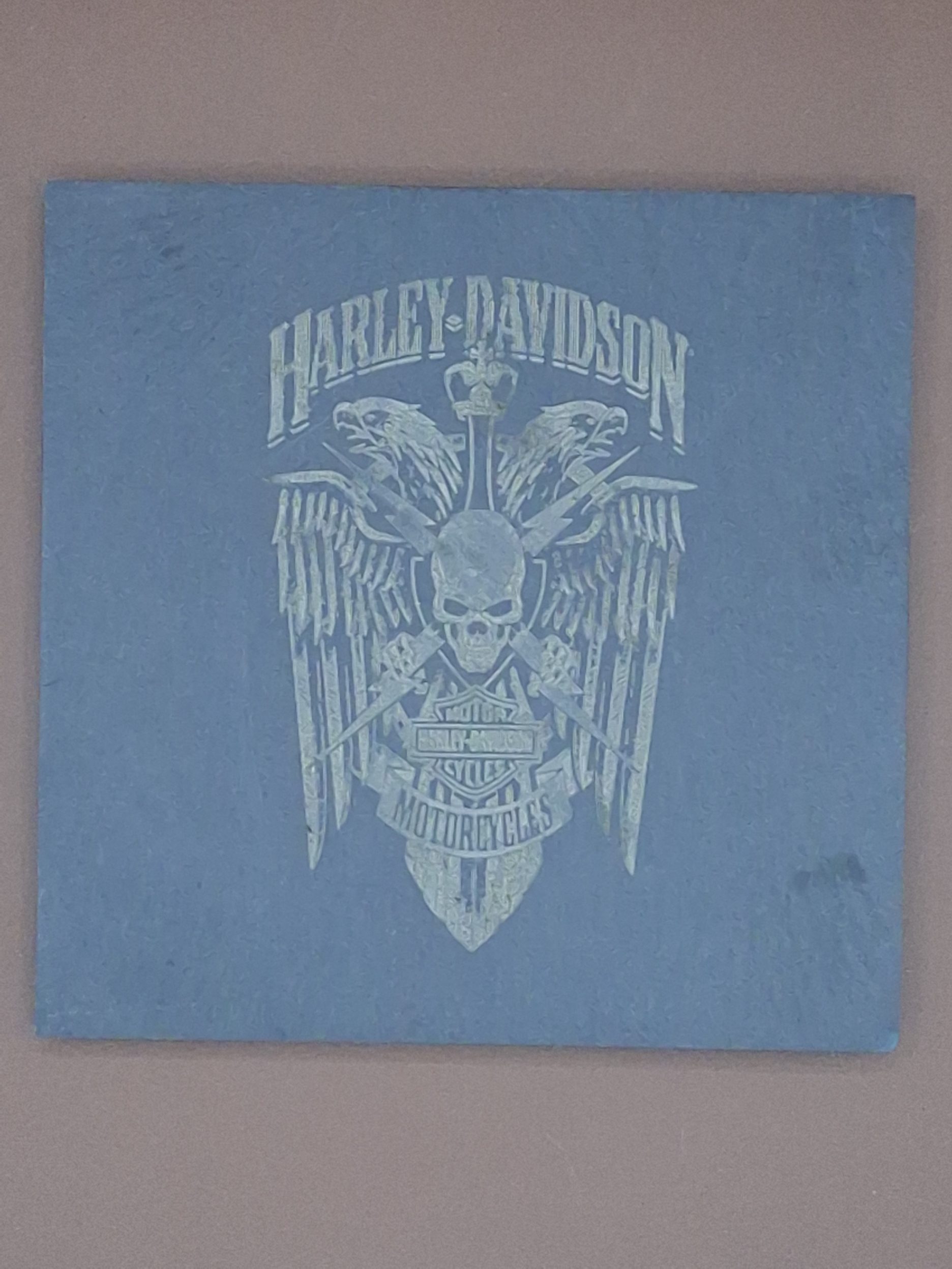 Sous verre en ardoise gravé au laser représentant le logo Harley-Davidson avec aigle aux ailes déployées, tête de mort et épée centrale