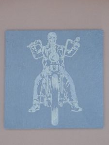 Sous verre en ardoise gravé au laser montrant un squelette motard sur une moto Harley vue de face