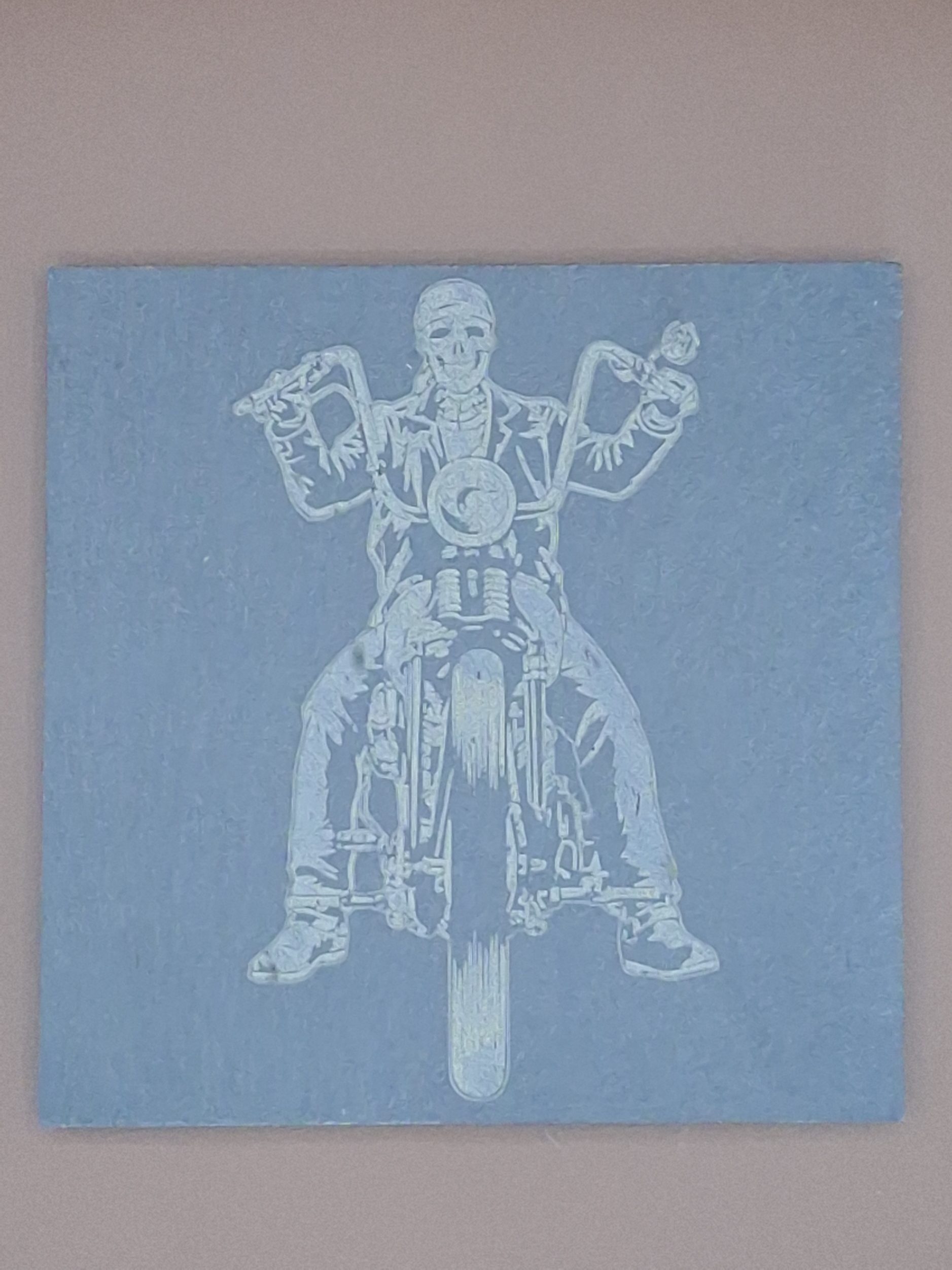 Sous verre en ardoise gravé au laser montrant un squelette motard sur une moto Harley vue de face