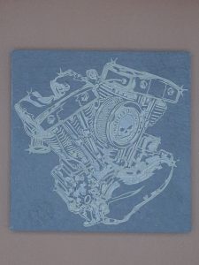 Sous verre en ardoise gravé au laser détaillé d'un moteur V-Twin Harley-Davidson avec skull et chaîne