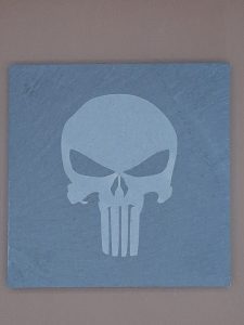 Sous verre en ardoise gravé au laser du célèbre logo Punisher skull