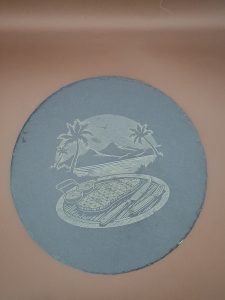 Dessous de plat ardoise grillade avec viande grillée et bols de sauce