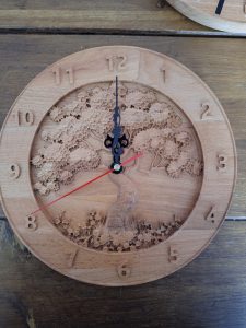 Horloge gravé cerisier japonais sakura avec branches et fleurs délicates