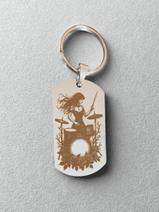 Porte-clés femme batteuse avec batterie et roses gravé au laser sur acier inoxydable 316L – design rock musical