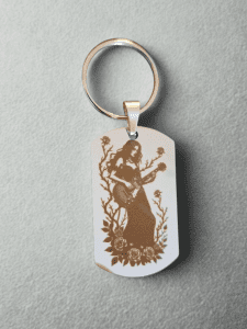 Porte-clés femme guitariste rock en acier inoxydable 316L gravure laser avec décor roses