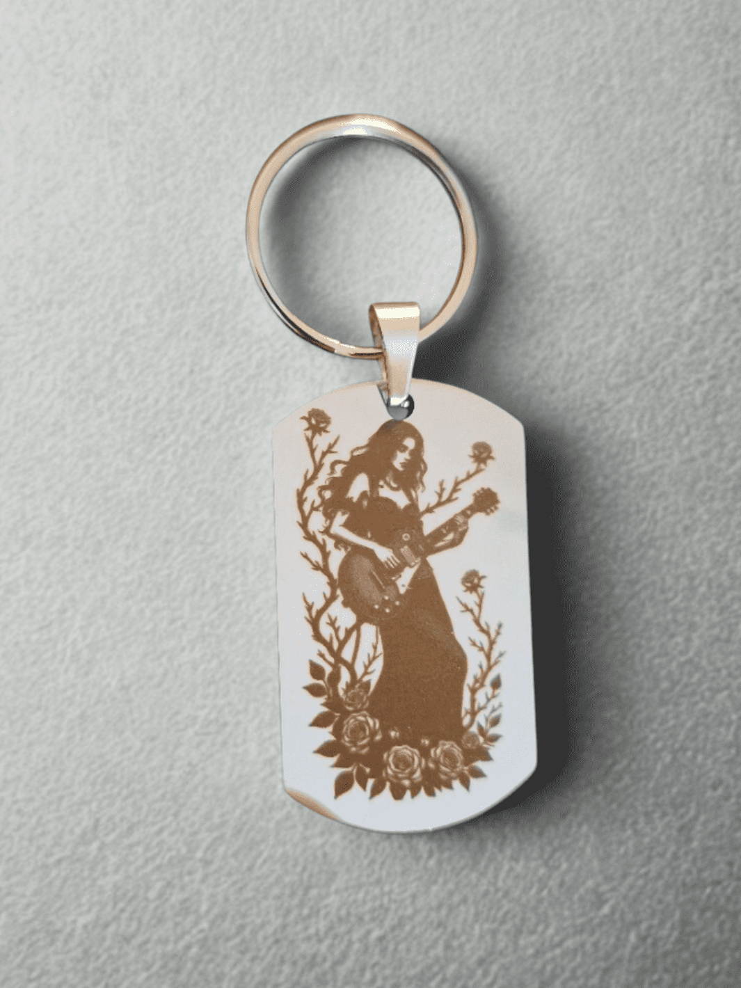 Porte-clés femme guitariste rock en acier inoxydable 316L gravure laser avec décor roses