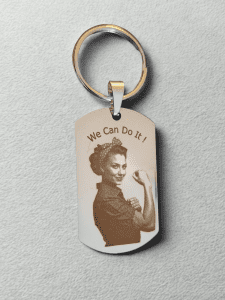 Porte-clés Rosie the Riveter “We Can Do It” gravé au laser sur acier inoxydable 316L – symbole empowerment féminin