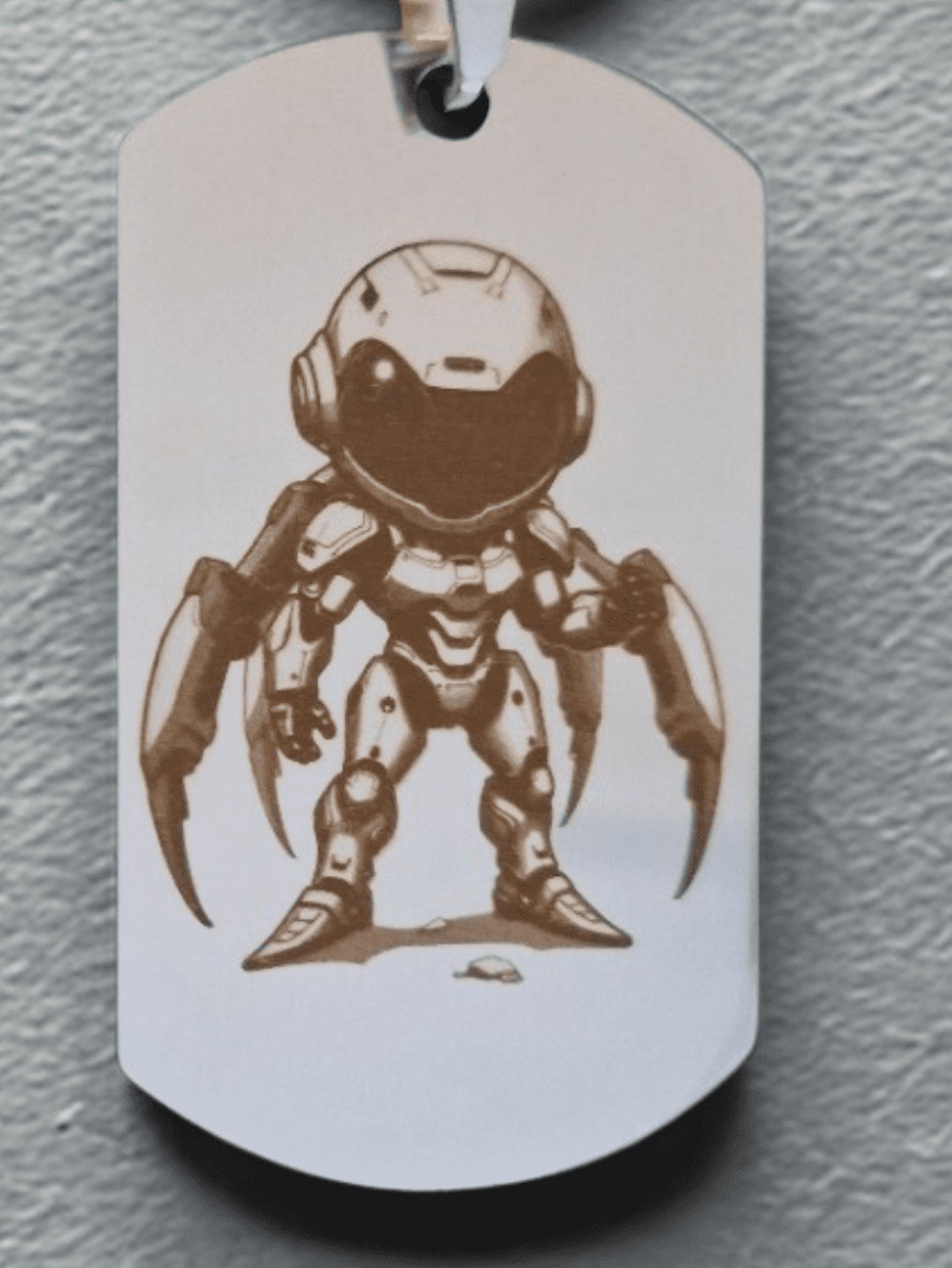 Détail gravure laser robot avec armure et griffes mécaniques sur porte-clés inox
