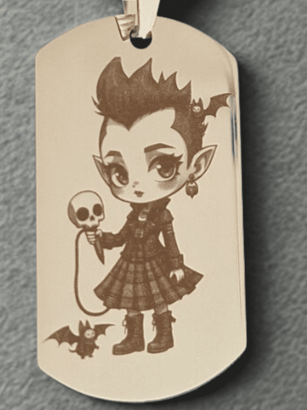 Gros plan du porte-clés fille gothique vampire gravé au laser, détails du design chibi et style dark kawaii