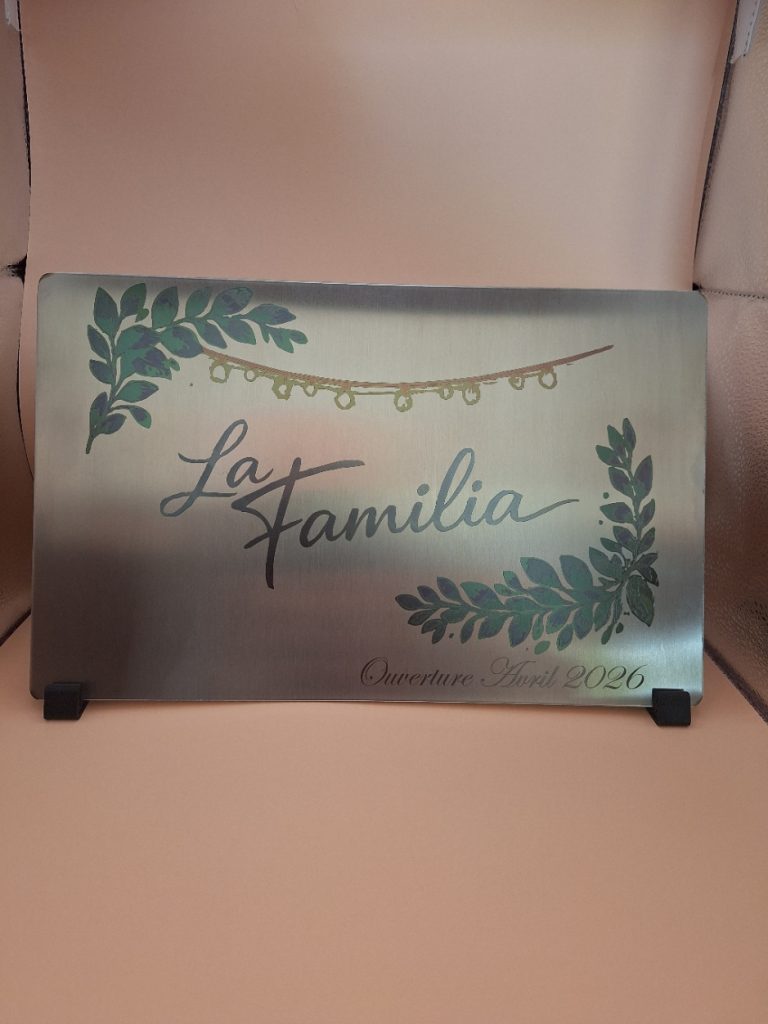 Création artisanale d’une plaque décorative en inox gravée au laser en couleur pour le restaurant La Familia