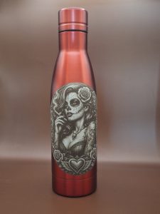 Gourde isotherme modèle femme couleur rouge